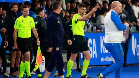 Moreno Arag�n se�alando penalti, tras una revisi�n del VAR durante el Deportivo-Mirand�s