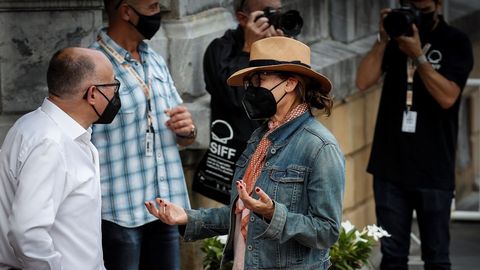 El director del festival, Jos� Luis Rebordinos, saluda a la actriz Gena Gershon a su llegada al hotel que aloja a los invitados del certamen en que presenta �Rifkin's Festival�, el filme de Woody Allen rodado en San Sebasti�n que inaugura este viernes la 68.� edici�n del Zinemaldia