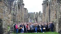 Alumnos do St. John�s, de Bishops Auckland, na abad�a de Finchale, de onde parte o Cami�o Ingl�s a Santiago