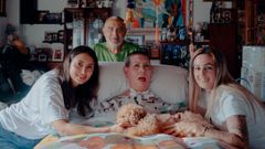 Andrea Gonz�lez (a la izquierda), junto a su madre, Olga Prado, su padre y una amiga