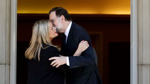 El presidente del Gobierno, Mariano Rajoy, saluda a la presidenta de la Fundacin Vctimas del Terrorismo, Mari Mar Blanco, a su llegada a la reunin mantenida con representantes de asociaciones de vctimas del terrorismo en el Palacio de la Moncloa