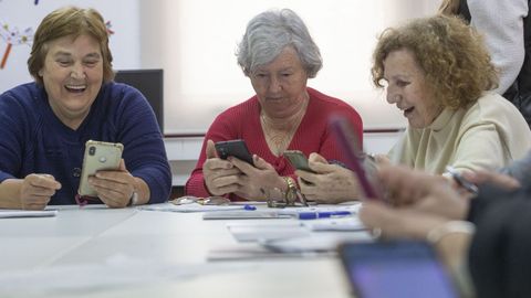 Un grupo de personas participan en un curso de educacin digital