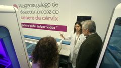 El conselleiro de Sanidade, en una visita al Laboratorio de Microbioloxa del HULA.