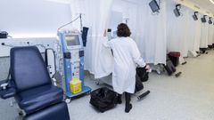 Una trabajadora en la unidad de dilisis del hospital de Cee