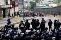 Disturbios en el acceso al aeropuerto de la capital, que varios estudiantes intentaron bloquear. 