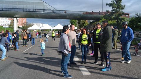 Los organizadores del amag�estu del Bulevar de Santullano charlan con representantes del ayuntamiento sobre la carretera, cortada al tr�fico.Los organizadores del amag�estu del Bulevar de Santullano charlan con representantes del ayuntamiento sobre la carretera, cortada al tr�fico 