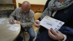 Imagen de archivo de electores gallegos pidiendo el voto por correo
