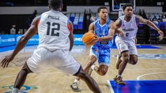 Rasir Bolton sorteando a un rival en la victoria ante el Manchester de los cuartos de la BCL
