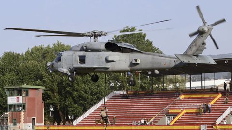 Las pistas de Bala�dos sirvieron al Ej�rcito para ensayar algunos de los momentos que se vivir�n el fin de semana con los desfiles. 