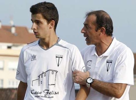 M�chel, a la derecha, da instrucciones a un futbolista del Calasancio en un partido del Lemos.