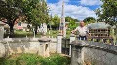 Manuel S�nchez Silva, escultor en hormig�n, con algunas de las obras que expone en su finca de Carnoedo.