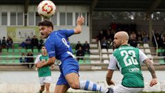 Javi Celes presiona a un jugador del Puebla en un encuentro esta campa�a en A Marosa.