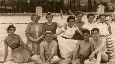 Pandilla de Xuvia y A Mourela en la playa de Cabanas