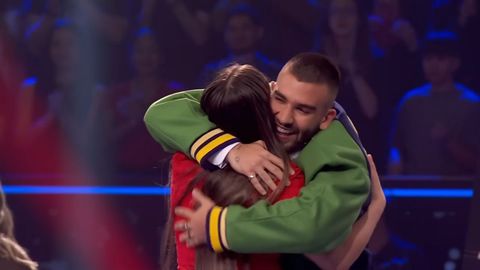 Turizo, que bloqueó a Edurne para que pudiese incorporar a su equipo a Laura tras las audición a ciegas, celebra el fichaje de la joven porriñesa fundiéndose en un abrazo con ella.