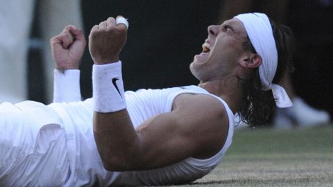 Nadal tras su victoria frente a Federer en 2008 que le daba el t�tulo de Wimblendon