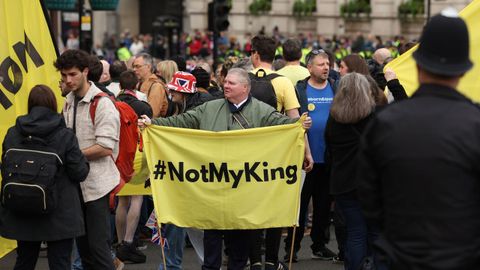 Un oficial de polic�a, frente a un grupo de manifestantes republicanos, el pasado s�bado en Londres
