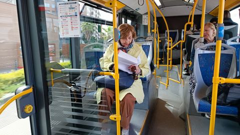 Mariv� Monteser�n subida en uno de los autobuses que pasan por Llaranes