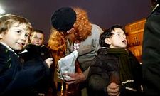 O Apalpador entregando casta�as a los ni�os en la ciudad de Lugo estos d�as.