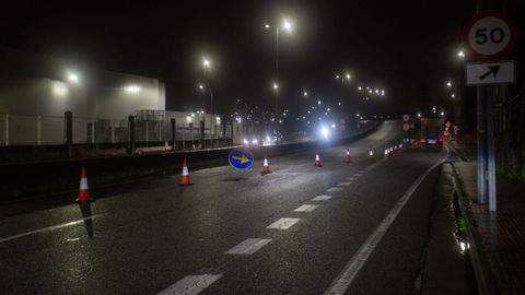 La autov�a de Pontevedra a Mar�n vuelve a estar cortada en ambos sentidos a primera hora de este viernes.