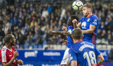 Carlos Hernandez Mariga Real Oviedo Nastic Carlos Tartiere.Carlos Hernandez y Mariga saltan por un balon aereo