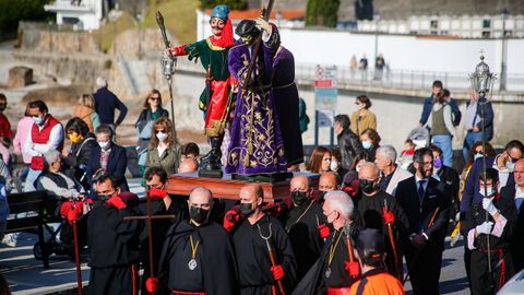 Los sonenses salieron a contemplar el paso de una procesin que parti de la iglesia parroquial para llegar a la capilla de A Atalaia.