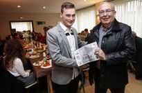 El alumno Diego Soto entrega un cheque simb�lico al director de C�ritas, Francisco Su�rez. 