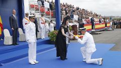 Entrega de la bandera de combate a la F-103