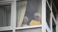 Dos residentes de Porta do Cami�o, en Santiago, tras ser trasladadas al Hotel Congreso