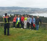 Una docena de comuneros de San Vicente aprovech� la jornada de ayer para recoger algas, mientras los vecinos pasearon por la playa. 