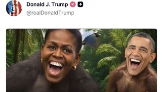 Imagen del v&iacute;deo generado por IA difundido por el presidente de los Estados Unidos, Donald Trump, en el que Barack Obama y su esposa aparecen caracterizados como monos.