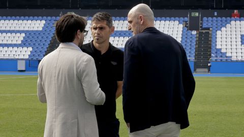Massimo Benassi y Fernando Soriano, de espaldas, dialogan con Antonio Hidalgo