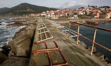 El temporal provoc� la rotura de varios cristales y de una baliza en en puerto de la villa.