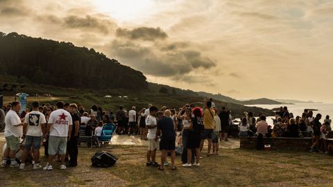 Expectaci�n ante el eclipse en el entorno de la playa de A Marosa, en Burela
