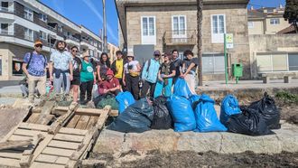 Una parte de los voluntarios que participaron en la recogida de basura en la playa de Panx�n.