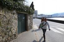 <span lang= es-es >Un ejemplo</span>. Lo que sucede en las inmediaciones del Peirao do Marqu�s de Noia es solo un ejemplo de los obst�culos que deben superar cada d�a las personas con dificultades de movilidad. El gobierno est� negociando la cesi�n de terreno para retranquear el muro y dar continuidad a la acera. 