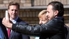 Selfie de Merkel con refugiados