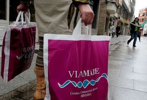 Las bolsas constituyen uno de los distintivos de centros comerciales abiertos como Viamare, el que funciona en Ribeira.