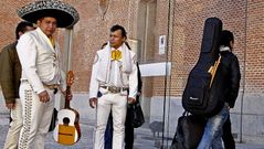 M�s de 300 aspirantes intentan conseguir la autorizaci�n que les permita tocar en la capital