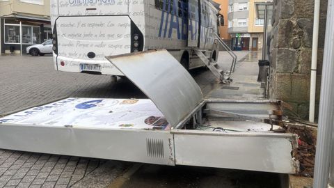 La pantalla informativa del Concello da Laracha se desplom� por el fuerte viento en la plaza de Cai�n. As� luc�a a primera hora de la ma�ana de este viernes