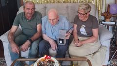 Am�rico Gavino festej� su 100 cumplea�os en compa��a del alcalde, Dar�o Campos, y de la concejala de Servizos Sociais, Isabel Couto