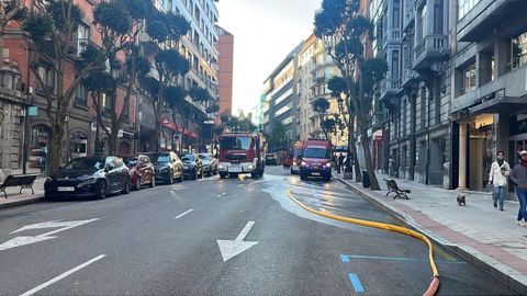 Bomberos trabajando en el incendio de un garaje en la calle Cervantes de Oviedo. ARCHIVO