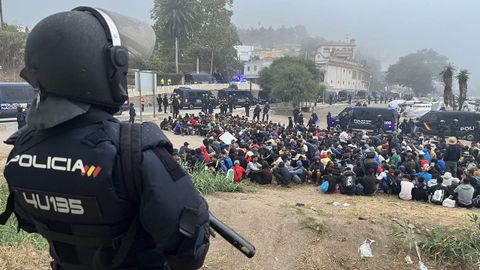 Un agente de la Polic&iacute;a Nacional durante el desalojo de El Trampol&iacute;n en Ceuta.