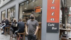 Luis López Guerreiro, barista profesional, denuncia que con tantas restricciones de aforos y horarios es imposible seguir adelante en un negocio hostelero sin endeudarse, y por eso traspasa