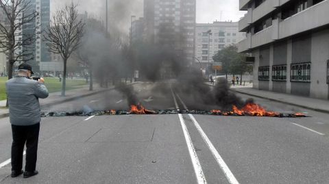 Un hombre saca una fotograf�a a los restos de una barricada de la protesta por el 1 de mayo en Gij�n.Un hombre saca una fotograf�a a los restos de una barricada de la protesta por el 1 de mayo en Gij�n