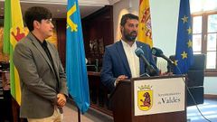 El consejero Borja Snchez junto al alcalde de Valds, scar Prez