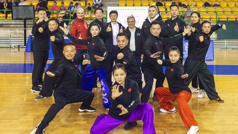 Jos Gago Garrido (de pie, con chndal rojo) junto a los maestros de la federacin china en una exhibicin en el Paco Paz