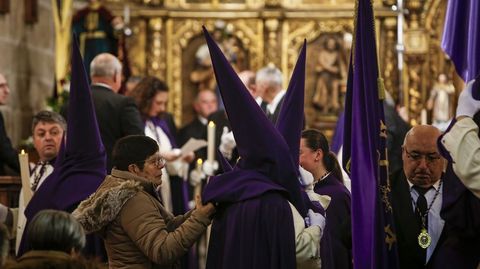 Viacrucis en el interior de la iglesia de Rianxo