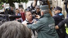 El afectado por la explosi�n de Tui intenta agredir al due�o de la pirotecnia frente a los juzgados