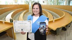 Sara Otero, en el aula magna de la UNED de Pontevedra, con su banda, su certificado de graduada y la foto con sus hijos del acto