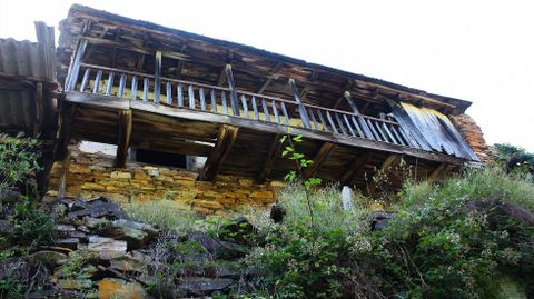 Una casa con un tpico balcn de madera en la aldea de Barxas